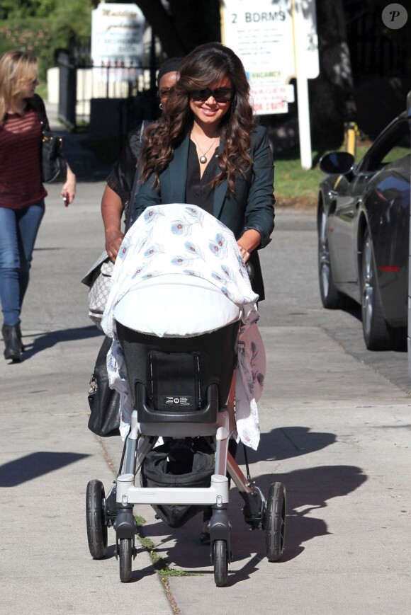 La présentatrice Vanessa Minnillo pour sa première sortie avec son bébé Camden, à Los Angeles le 4 novembre 2012.