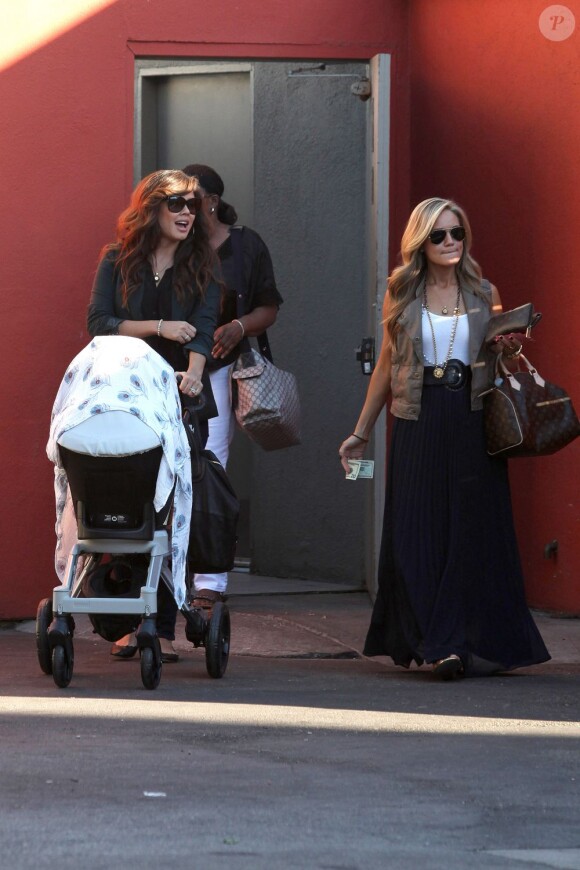 L'animatrice télé Vanessa Minnillo pour sa première sortie avec son bébé Camden, à Los Angeles le 4 novembre 2012.