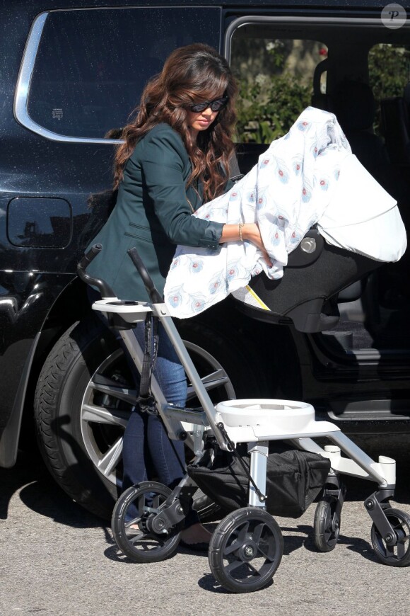 Vanessa Minnillo pour sa première sortie avec son bébé Camden, à Los Angeles le 4 novembre 2012.