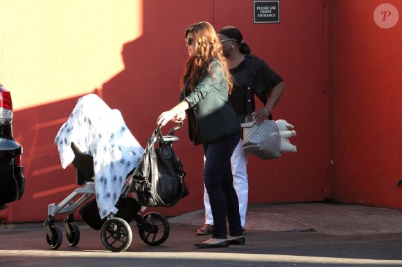 Vanessa Minnillo pour sa première sortie avec son bébé Camden, à Los Angeles le 4 novembre 2012.