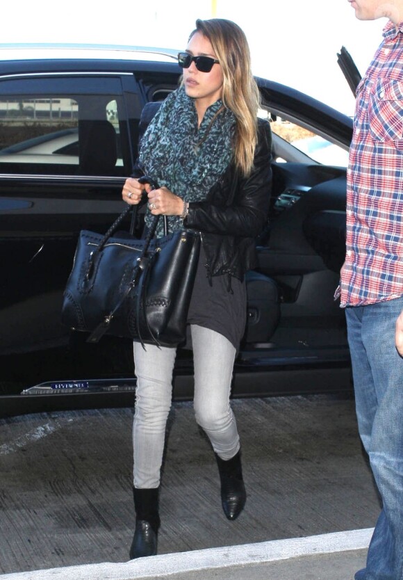Jessica Alba se rend à l'aéroport de Los Angeles le 4 novembre 2012
