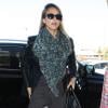 Jessica Alba se rend en solo à l'aéroport de Los Angeles le 4 novembre 2012