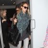 Jessica Alba tente de passer incognito en se rendant à l'aéroport de Los Angeles le 4 novembre 2012