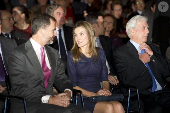 Felipe et Letizia d'Espagne complices lors de l'inauguration du congrès littéraire "El canon del Boom" à la Casa de America à Madrid le 5 novembre 2012.