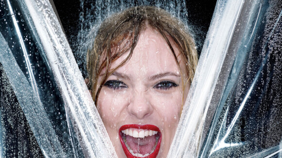 Scarlett Johansson en pleine Psychose sous la douche et glamour