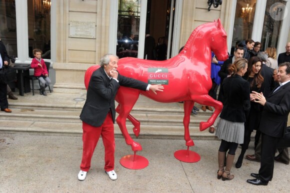 Jean Rochefort pose lors de la conférence de presse du 4e Gucci Masters de Paris (30 novembre - 2 décembre 2012) dans les Salons France Amériques de l'Hôtel particulier du comte Le Marois, le 7 novembre 2012 à Paris.