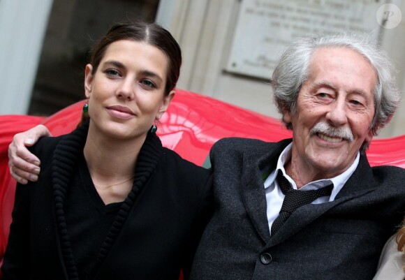 Charlotte Casiraghi pose avec Jean Rochefort lors de la conférence de presse du 4e Gucci Masters de Paris (30 novembre - 2 décembre 2012) dans les Salons France Amériques de l'Hôtel particulier du comte Le Marois, le 7 novembre 2012 à Paris.