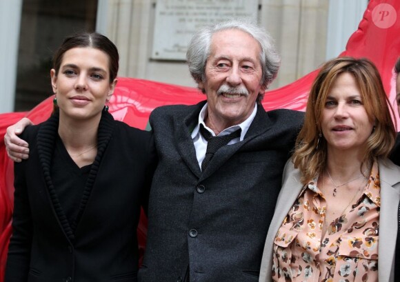 Charlotte Casiraghi avec Jean Rochefort et Virginie Couperie lors de la conférence de presse du 4e Gucci Masters de Paris (30 novembre - 2 décembre 2012) dans les Salons France Amériques de l'Hôtel particulier du comte Le Marois, le 7 novembre 2012 à Paris.
