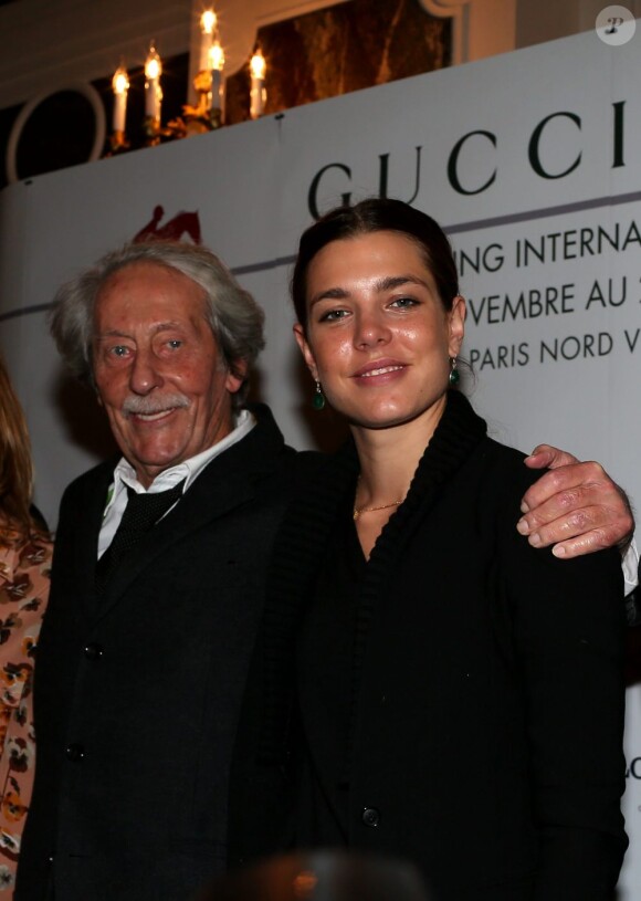 Jean Rochefort avec Charlotte Casiraghi lors de la conférence de presse du 4e Gucci Masters de Paris (30 novembre - 2 décembre 2012) dans les Salons France Amériques de l'Hôtel particulier du comte Le Marois, le 7 novembre 2012 à Paris.