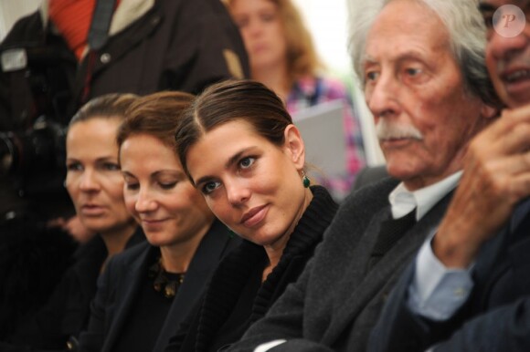 Charlotte Casiraghi à côté de Jean Rochefort pendant la conférence de presse du 4e Gucci Masters de Paris (30 novembre - 2 décembre 2012) dans les Salons France Amériques de l'Hôtel particulier du comte Le Marois, le 7 novembre 2012 à Paris.