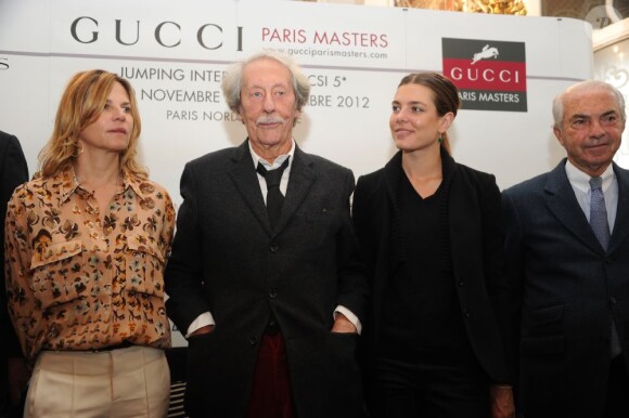 Jean Rochefort entouré de Virginie Couperie et Charlotte Casiraghi lors de la conférence de presse du 4e Gucci Masters de Paris (30 novembre - 2 décembre 2012) dans les Salons France Amériques de l'Hôtel particulier du comte Le Marois, le 7 novembre 2012 à Paris.