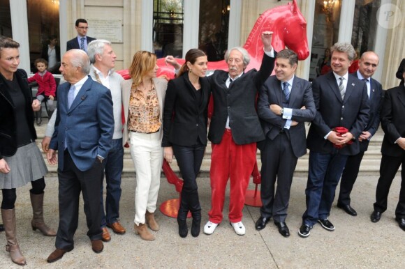 Charlotte Casiraghi et Jean Rochefort entourés des ambassadeurs et organisateurs du Gucci Masters lors de la conférence de presse du 4e Gucci Masters de Paris (30 novembre - 2 décembre 2012) dans les Salons France Amériques de l'Hôtel particulier du comte Le Marois, le 7 novembre 2012 à Paris.