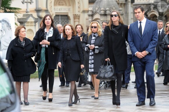 Carmen Martinez-Bordiu, le prince Louis de Bourbon et sa femme la princesse Maria Margarita épaulaient Amparo Corell, baronne d'Alaquas lors des obsèques de Federico Trenor y Trenor, baron d'Alaquas, le 6 novembre 2012 à Valence.
