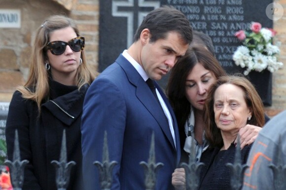 Le prince Louis de Bourbon, sa femme la princesse Maria Margarita et sa mère Carmen Martinez-Bordiu épaulaient Amparo Corell, baronne d'Alaquas lors des obsèques de Federico Trenor y Trenor, baron d'Alaquas, le 6 novembre 2012 à Valence.