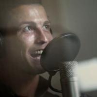 Cristiano Ronaldo : Chanteur et charmeur en pleine opération séduction