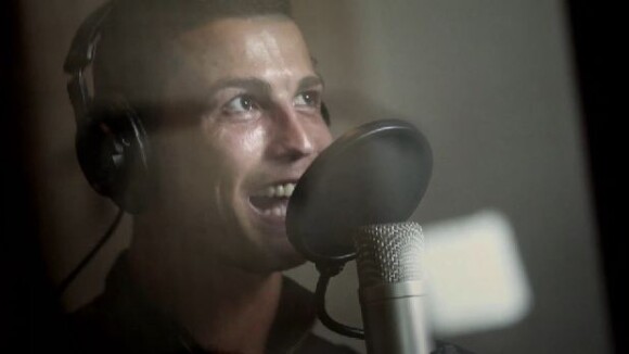 Cristiano Ronaldo : Chanteur et charmeur en pleine opération séduction