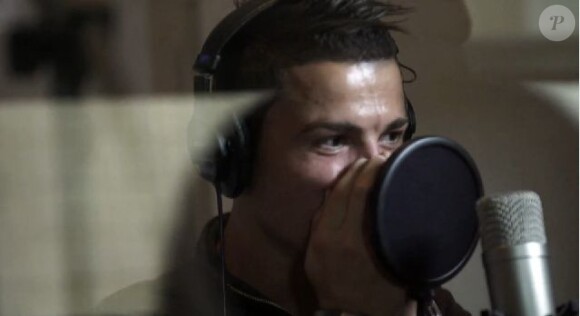 Cristiano Ronaldo joue les human beat box une vidéo pour Nike afin de promouvoir la nouvelle ligne de vêtements du Portugais. Au menu, guitare, chant et rires...