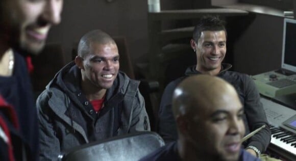 Cristiano Ronaldo et son ami Pepe tout sourire dans une vidéo pour Nike afin de promouvoir la nouvelle ligne de vêtements du Portugais. Au menu, guitare, chant et rires...