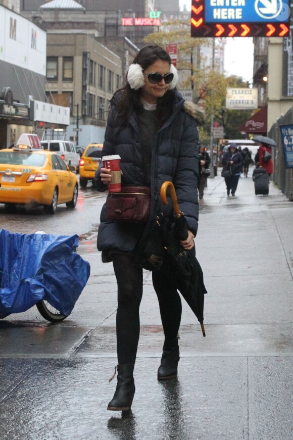 Katie Holmes chaudement habillée à New York pour sa pièce Dead Accounts le 7 novembre 2012.