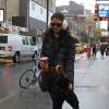 Katie Holmes sous la pluie à New York pour sa pièce Dead Accounts le 7 novembre 2012.