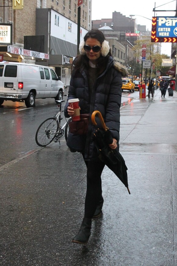 Katie Holmes sous la pluie à New York pour sa pièce Dead Accounts le 7 novembre 2012.