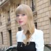 Taylor Swift, habillée d'une robe blanche et noire Kate Spade, de collants et de souliers Christian Louboutin, quitte les studios de la radio NRJ. Paris, le 8 novembre 2012.
