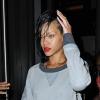 Rihanna quitte son hôtel, le Gansevoort à New York, habillée d'un sweat, d'un jogging et d'un sac Chanel. La chanteuse est chaussée de sandales Manolo Blahnik. Le 6 novembre 2012.