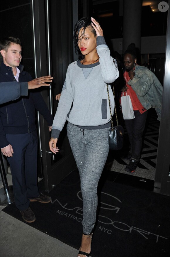 Rihanna quitte son hôtel, le Gansevoort à New York, habillée d'un sweat, d'un jogging et d'un sac Chanel. La chanteuse est chaussée de sandales Manolo Blahnik. Le 6 novembre 2012.