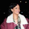 Rihanna à New York, porte un manteau Acne sur une veste camouflage et un top noir, un slim brut, des bottines Timberland et un sac Chanel. Le 8 novembre 2012.