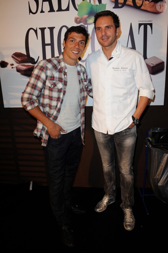 Thaïg Khris et Christophe Michalak aux fournaux lors du 15e Salon du Chocolat à la Porte de Versailles à Paris le 29 octobre 2012