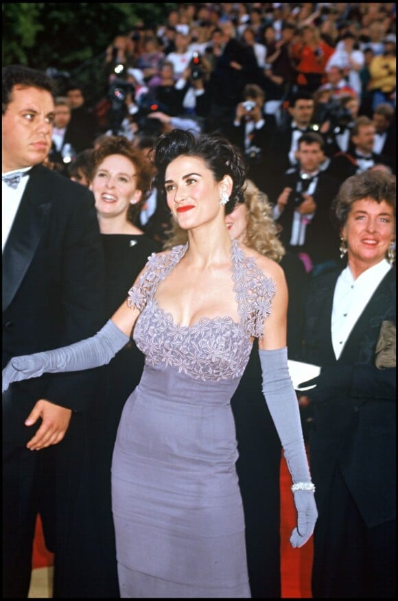 Demi Moore ose le décolleté à la cérémonie des Oscars à Los Angeles en 1992.