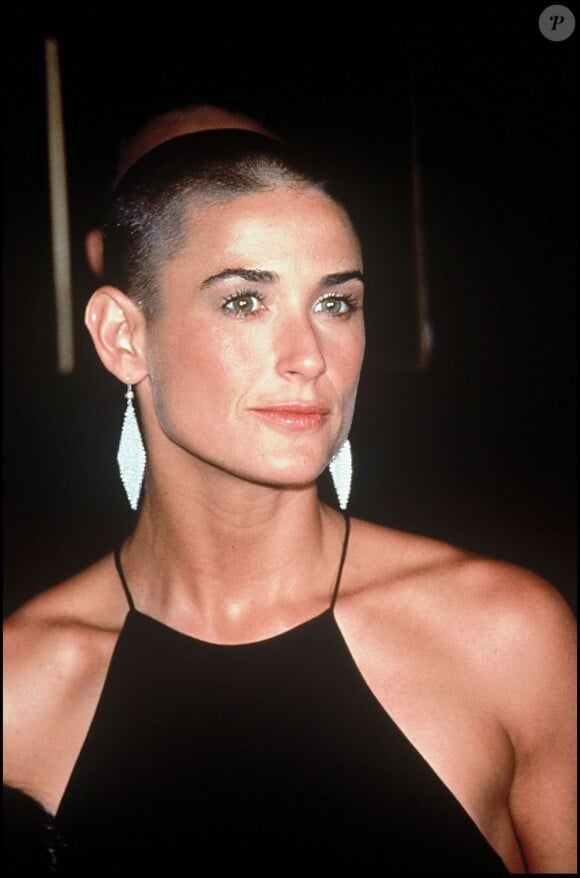 En 1996 pour A Armes Egales Demi Moore se rase le crâne mais reste toujours aussi sexy.