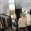 Sophie Favier et sa fille Carla, dans sa boutique de vêtements à Neuilly, le 10 novembre 2012.
