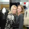 Sophie Favier avec sa fille, dans sa boutique de vêtements à Neuilly, le 10 novembre 2012.