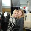 Sophie Favier avec sa fille, dans sa boutique de vêtements à Neuilly, le 10 novembre 2012.