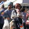 Jack Osbourne et sa femme Lisa Stelly qui porte la petite Pearl dans les rues de Los Angeles le 11 novembre 2012