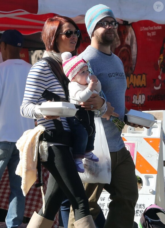 Jack Osbourne, sa femme Lisa Stelly et la petite Pearl, dans les rues de Los Angeles le 11 novembre 2012