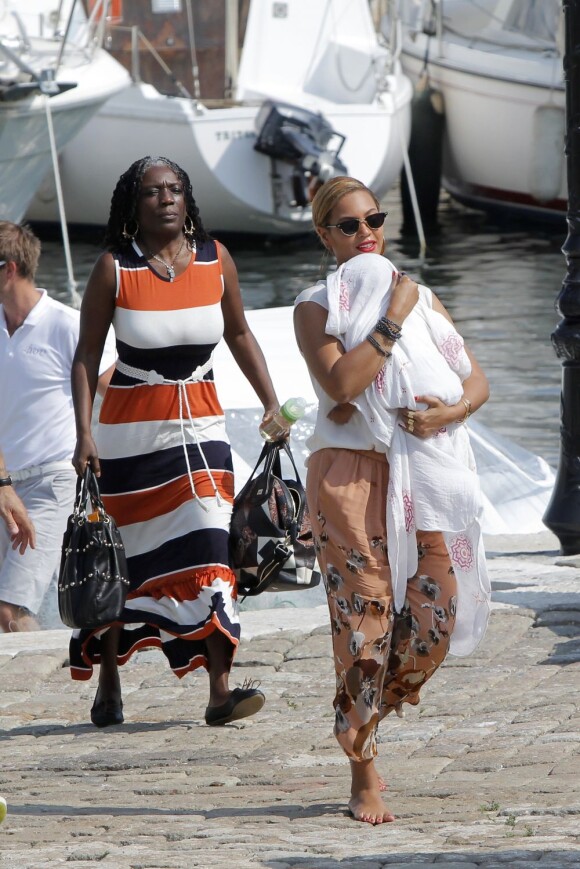 Beyoncé et sa fille Blue Ivy à Beaulieu-sur-mer en France le 8 septembre 2012.