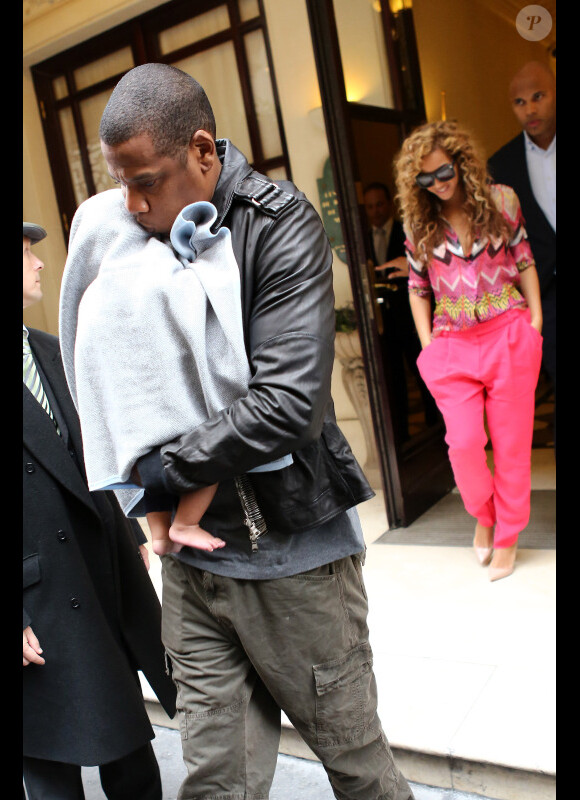 Beyoncé quitte son hôtel à Paris avec Blue Ivy et Beyoncé le 4 juin 2012.