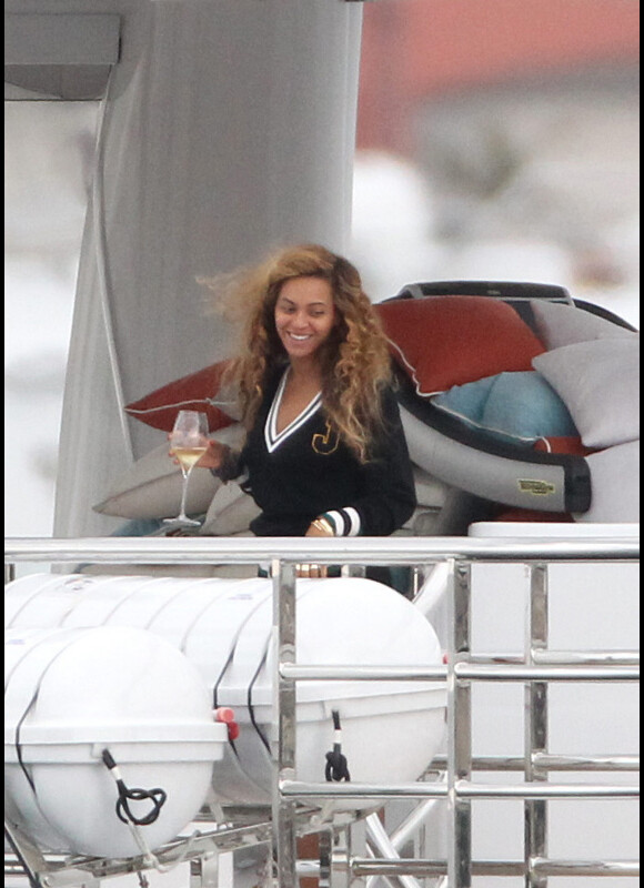 Beyoncé en vacances sur son yacht le 4 septembre 2012