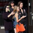 AnnaLynne McCord et ses camarades Jessica Lowndes, Jessica Stroup et Shenae Grimes sur le tournage de 90210 à West Hollywood, le 12 novembre 2012 - Jessica Lowndes présente son nouveau chiot