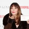 Rose McGowan envoie un baiser aux troupes américaines lors de l'événement Cosmo Kisses for the Troops, initiative du magazine Cosmopolitan parrainée par Maybelline. New York, le 11 novembre 2012.