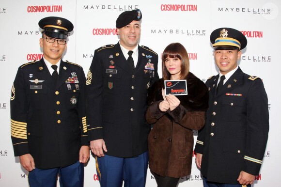Rose McGowan bien entourée lors de l'événement Cosmo Kisses for the Troops, initiative du magazine Cosmopolitan parrainée par Maybelline. New York, le 11 novembre 2012.