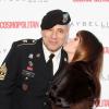 Rose McGowan embrasse un soldat lors de l'événement Cosmo Kisses for the Troops, initiative du magazine Cosmopolitan parrainée par Maybelline. New York, le 11 novembre 2012.
