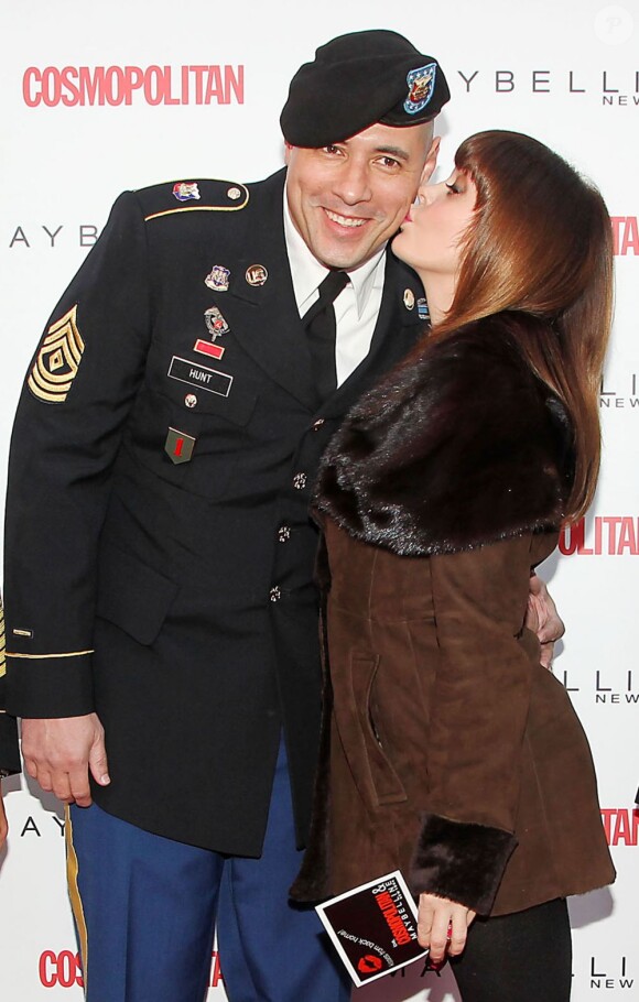 Rose McGowan embrasse un soldat lors de l'événement Cosmo Kisses for the Troops, initiative du magazine Cosmopolitan parrainée par Maybelline. New York, le 11 novembre 2012.