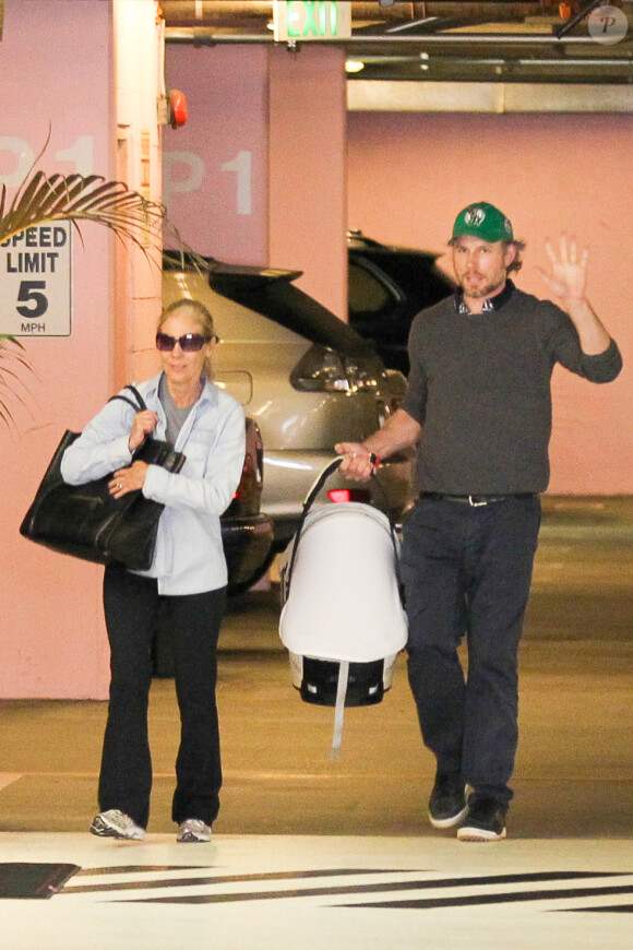 Eric Johnson, fiancé de Jessica Simpson, accompagné de sa mère, avec sa fille Maxwell, 6 mois, le 12 novembre 2012 lors d'une visite chez le pédiatre à Los Angeles.