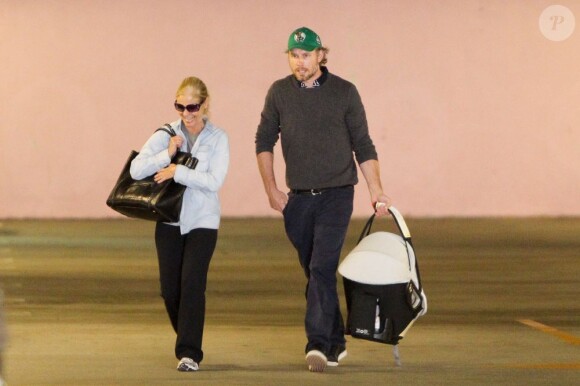 Eric Johnson, fiancé de Jessica Simpson, avec sa mère et sa fille Maxwell, 6 mois, le 12 novembre 2012 lors d'une visite chez le pédiatre à Los Angeles.