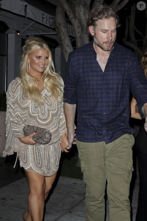 Jessica Simpson et son fiancé Eric Johnson le 22 septembre 2012 lors d'une sortie au restaurant à Los Angeles. Quatre mois après la naissance de la petite Maxwell, la chanteuse retrouvait la ligne.