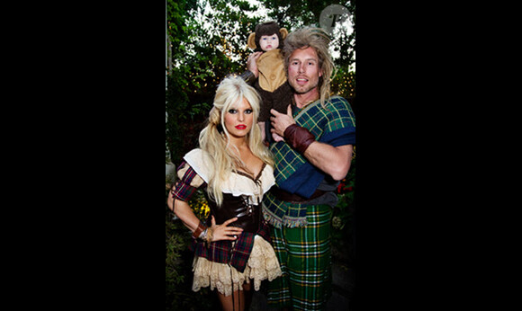 Le premier Halloween de Maxwell, avec ses parents Jessica Simpson et Eric Johnson, le 31 octobre 2012.