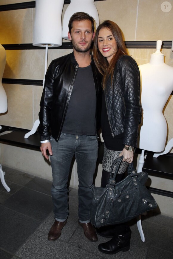 Nicolas Duvauchelle, accompagné d'une charmante demoiselle lors de la soirée de lancement de la collection Maison Martin Margiela pour H&M dans la boutique H&M des Champs-Élysées. Paris, le 14 novembre 2012.